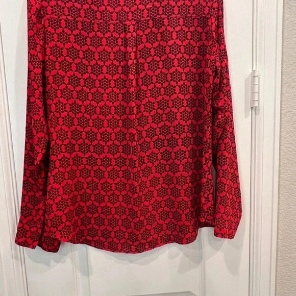 Like New Express Red and Black snowflake print 3/4 gold zip-top Size M - Picture 9 of 11